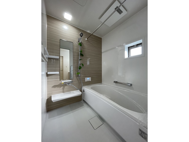1号地　浴室乾燥機付きで室内干しも可能な浴室です。小窓も付いていて換気も十分に行うことができます！