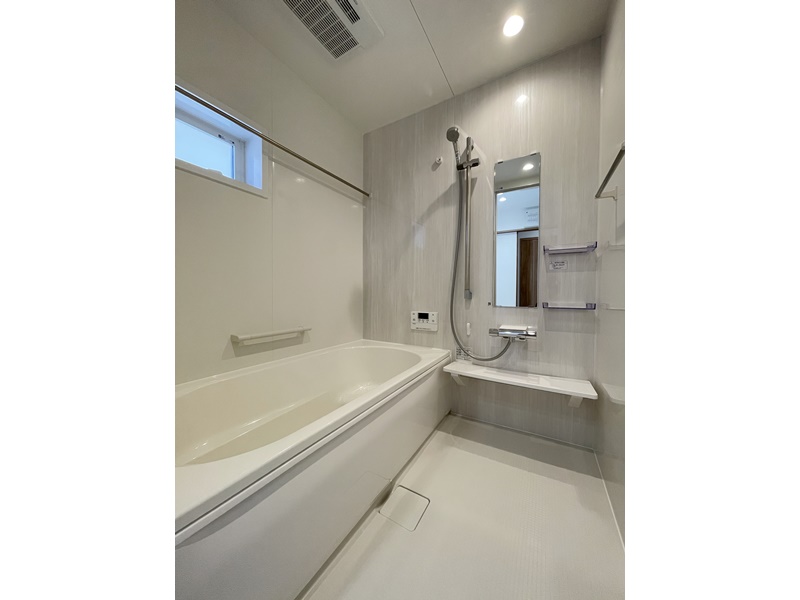 2号地　白を基調とした清潔感のある浴室は、浴室乾燥機付きのため雨天時の室内干しも可能です♪小窓も付いているため換気も十分に行うことができます！