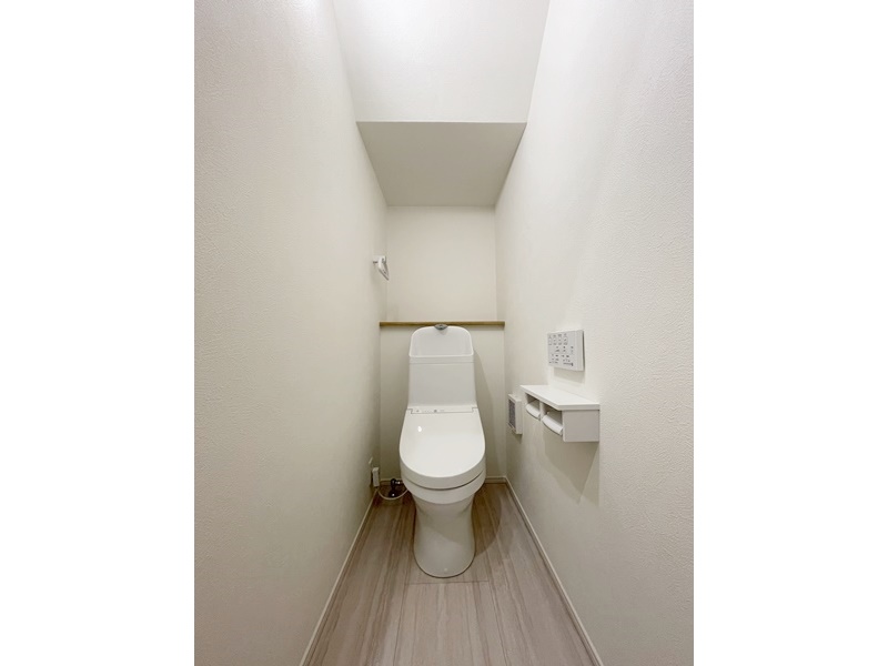 1号地　1・2階のトイレはTOTOのウォシュレット付きトイレを採用！白を基調としているためより明るく感じれら、清潔感あふれる空間になっています。