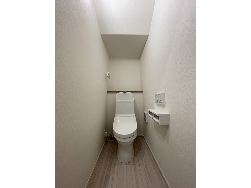 1号地　1階のトイレはTOTOのウォシュレット付きトイレを採用！白を基調としているためより明るく感じれら、清潔感あふれる空間になっています。