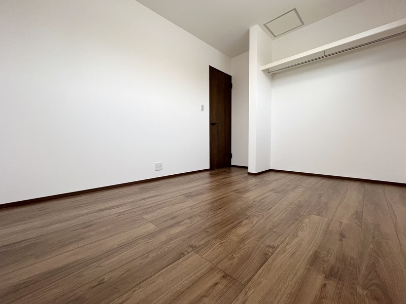 1号地　2階の6帖洋室B。クローゼット扉なしのため、部屋の広さをより感じられます。掃除もしやすく、お子様でも簡単に掃除することができます！