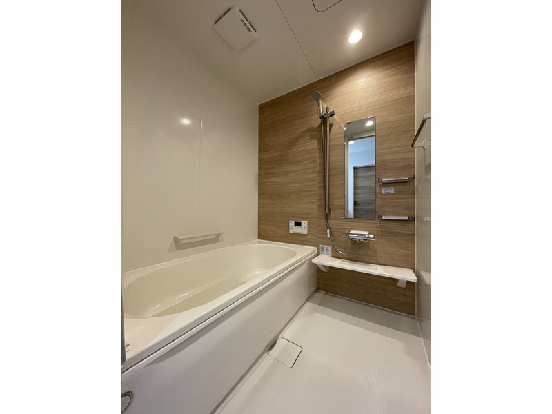 1号地　Housetecのシステムバスを採用！浴槽には手すりが付いており、床材は滑りにくいプレーンフロアを使用しているため誰もが安心して使える浴室に。