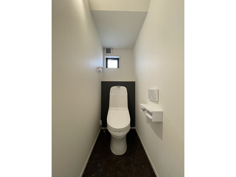 1号地　1・2階のトイレはTOTOのウォシュレット付きトイレを採用！白×黒の爽やかかつシックなデザインとなっています。小窓も付いているため換気も十分に行うことができます。
