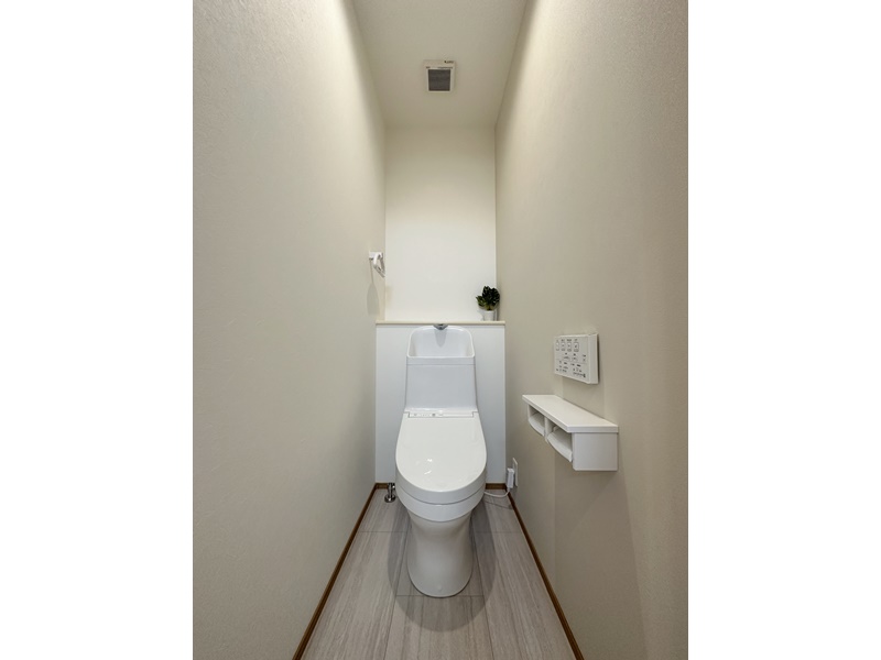5号地　1・2階はTOTOのウォシュレット付きトイレを採用！便器の形はフチなし形状でお掃除のしやすさを究めたTOTO独自のデザイン。奥までぐるりとフチがないため、簡単にお掃除ができます。