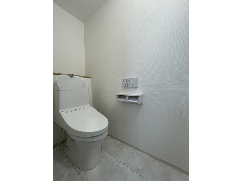 4号地　1・2階のトイレはTOTOのウォシュレット付きトイレを採用！白を基調としており清潔感あふれる空間になっています。奥の棚は収納スペースにもなります。