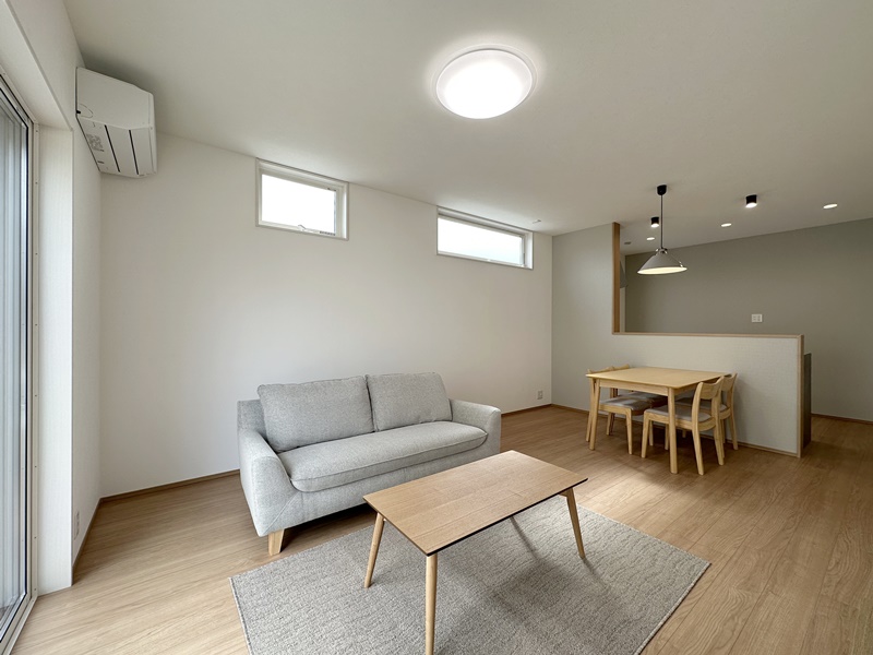 5号地　16帖のLDK。白×木目調デザインであたたかみのある空間を演出しました。どんな家具にも合わせやすいため自分好みの空間を作ることができます♪