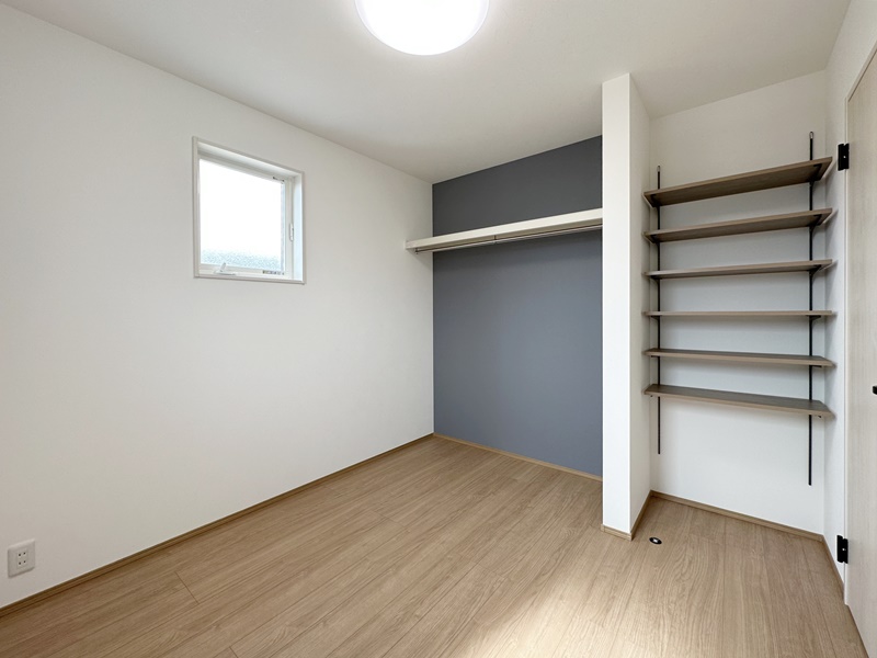 5号地　5.3帖の洋室B。収納スペース+可動棚付きでおしゃれ×自分なりの自由な収納が可能です！