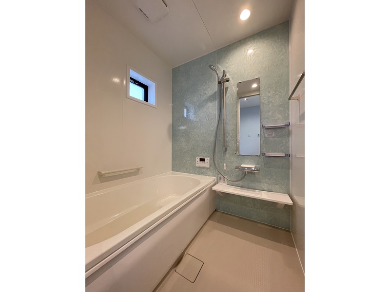 1号地　Housetecのシステムバスを採用！ベンチ型の浴槽には手すりが付いているため誰もが安心して使える浴室に。床材はプレーンフロアを使用しているためしっかりと足裏に密着し滑りにくい素材に。