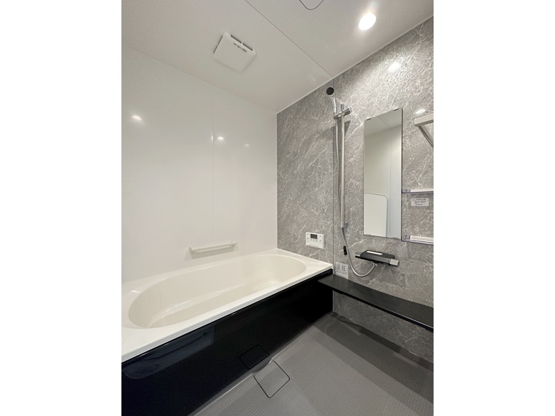 5号地　Housetecのシステムバスを採用！ベンチ型の浴槽には手すりが付いているため誰もが安心して使える浴室に。床材はプレーンフロアを使用しているため、しっかりと足裏に密着し滑りにくい素材になっています。