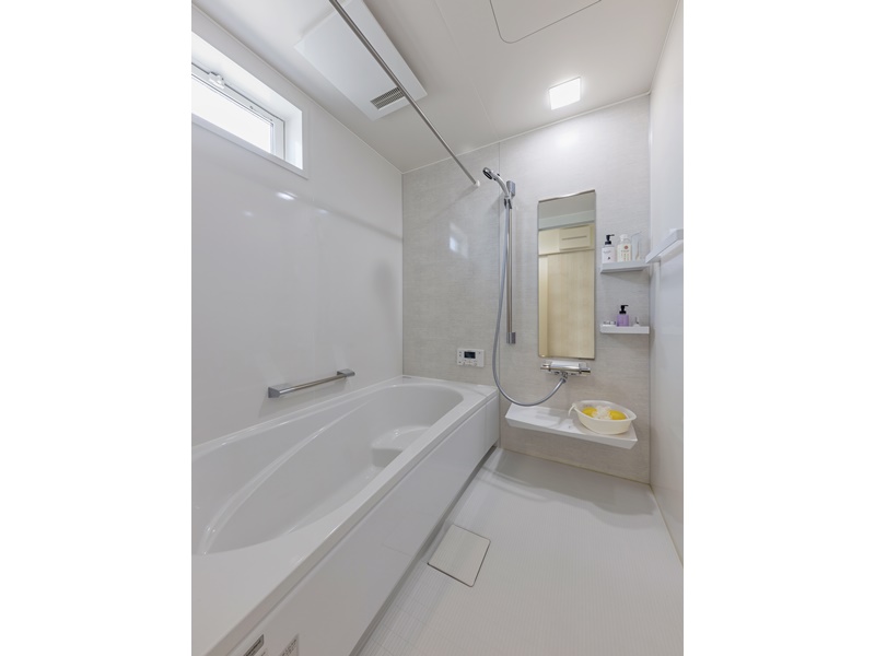 4号地　浴室はホーロークリーンパネルなので普段のお手入れは入浴後にシャワーとスポンジで洗い流すだけ！ 浴室乾燥機付きで雨の日でも安心です！
