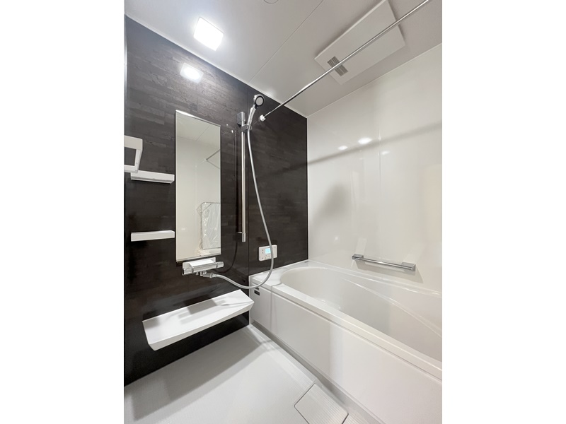 2号地　浴室はTakarastandardを採用しました。浴室暖房乾燥機を設置し、浴室干しも可能に。滑りにくい床材を使用し、急な転倒を防ぎます。