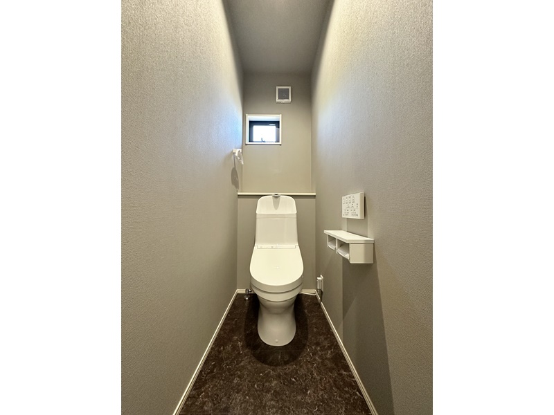 3号地　1・2階のトイレはTOTOのウォシュレット付きトイレを採用！TOTO独自のデザインで奥までぐるりとフチがない便器のためお掃除が簡単！