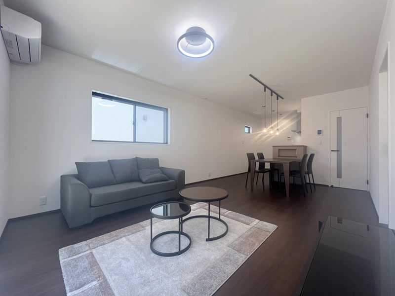 3号地　16.2帖のLDK。白×木目調の空間のLDKは木目スタイルの家具との相性が良く、統一感も生まれおしゃれな空間に仕上がります！