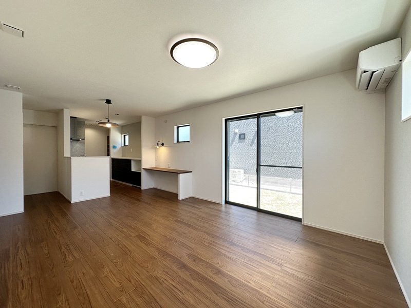 4号地　17.5帖のLDK。1階の床材はDAIKENの「トリニティ」を採用。広幅デザインで立体感のある貼り上がりを実現し、まるで注文住宅のような高級感のある床材です。