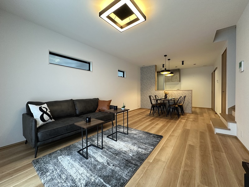 1号地　17.8帖のLDK。1階の床材はDAIKENの「トリニティ」を採用。広幅デザインで立体感のある貼り上がりを実現し、まるで注文住宅のような高級感のある床材です。お手入れのしやすさも魅力です！