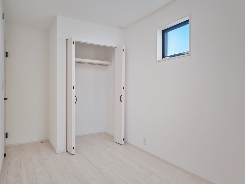 1号地　5.5帖の洋室B。溝のないタイプの扉付きクローゼットでお掃除しやすく、常にきれいを保つことができます！