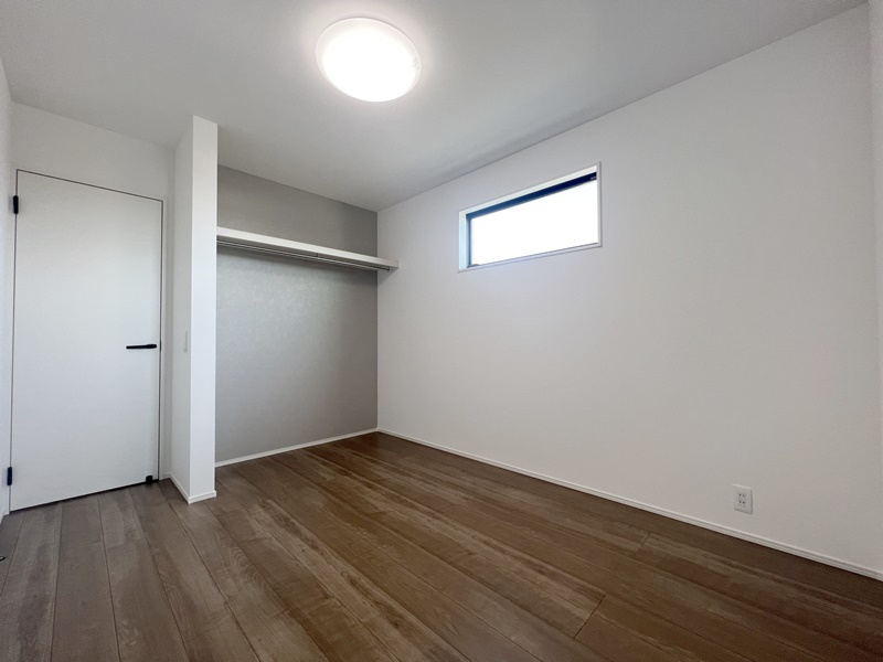 2号地　6帖の洋室。白×木目調のナチュラルなデザインのため家具を置くだけで自分好みの空間に仕上げることができます！