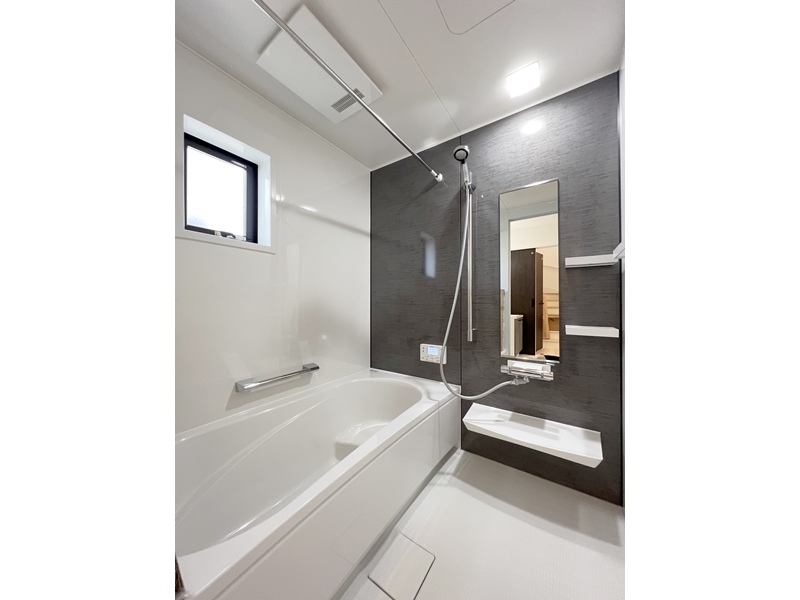 5号地　浴室はTakarastandardを採用しました。ハンガーパイプ+浴室乾燥機付きで浴室干しを可能にしました！