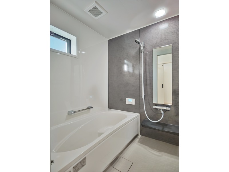 1号地　浴室はTakarastandardを採用しました。滑りにくい床材を使用し、急な転倒を防ぎます。