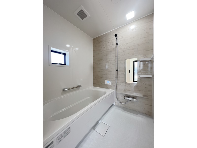 3号地　浴室はTakarastandardを採用しました。滑りにくい床材を使用し、急な転倒を防ぎます。
