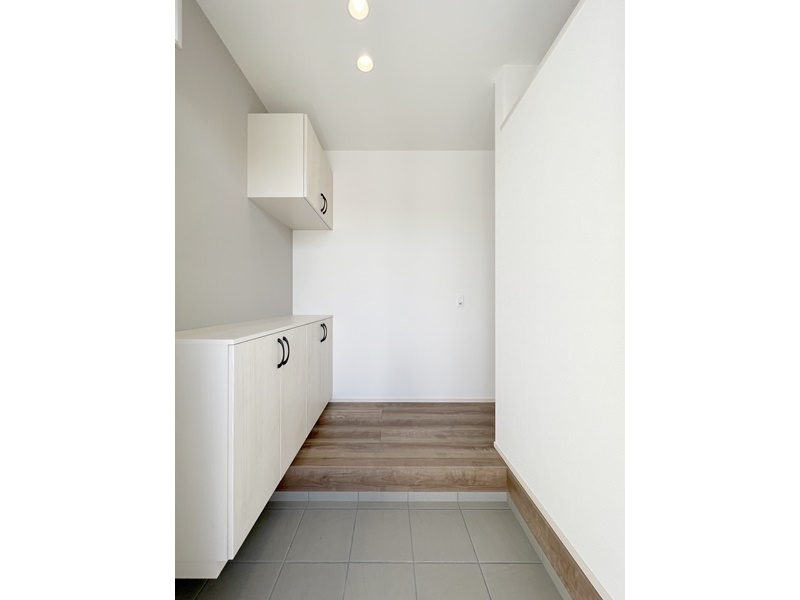 6号地　白×木目の明るく落ち着いた雰囲気のある玄関。シンプルなためお気に入りの家具を置くだけで自分好みの空間にできます！