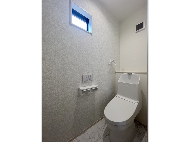 2号地　白で統一しているため常に清潔感のあるトイレに。小窓を設置しているため換気もばっちり◎