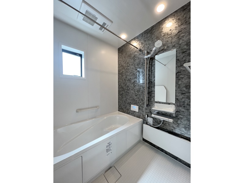 2号地　浴室はLIXILを採用しました。ランドリーパイプを設置しているため、浴室干しも可能にしました！