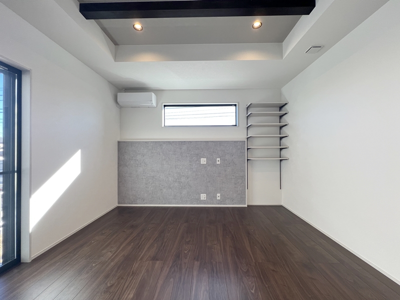 1号地　テレビ横の収納スペースは可動棚になっており、置きたいものの高さに合わせて棚を調節することができます！