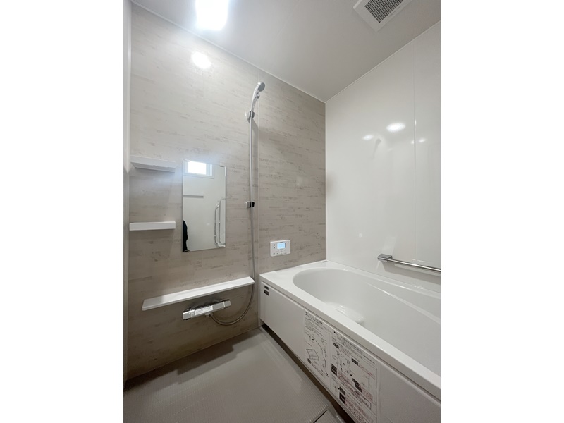 2号地　浴室はTakarastandardを採用しました。滑りにくい床材を使用し、急な転倒を防ぎます。