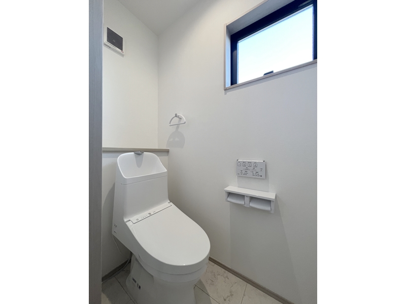 1号地　白で統一しているため常に清潔感のあるトイレに。小窓を設置しているため換気もばっちり◎