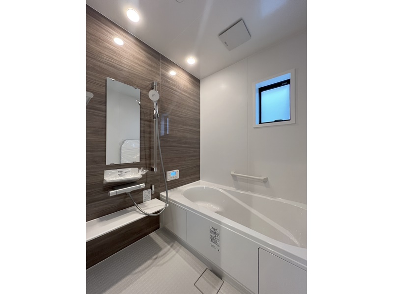 6号地　浴室はLIXILを採用しました。滑りにくい床材を使用し、急な転倒を防ぎます！