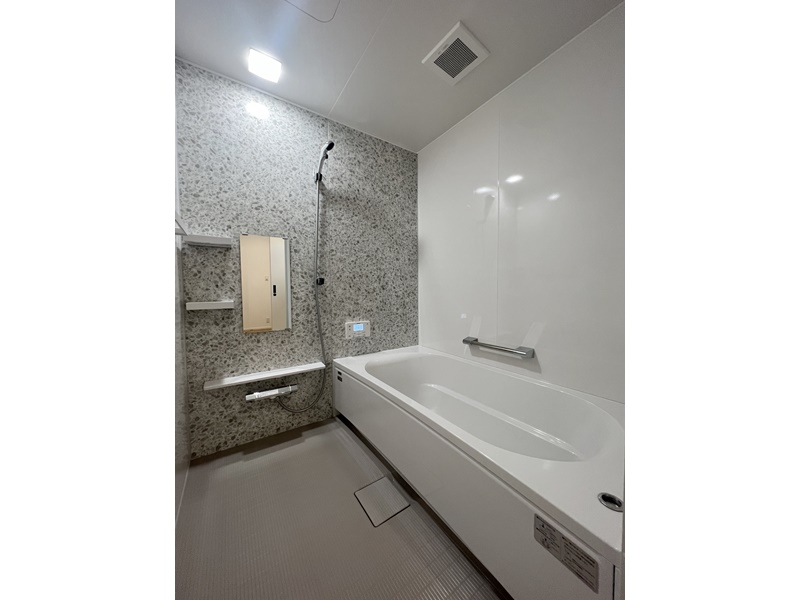 6号地　浴室はTakarastandardを採用しました。滑りにくい床材を使用し、急な転倒を防ぎます。